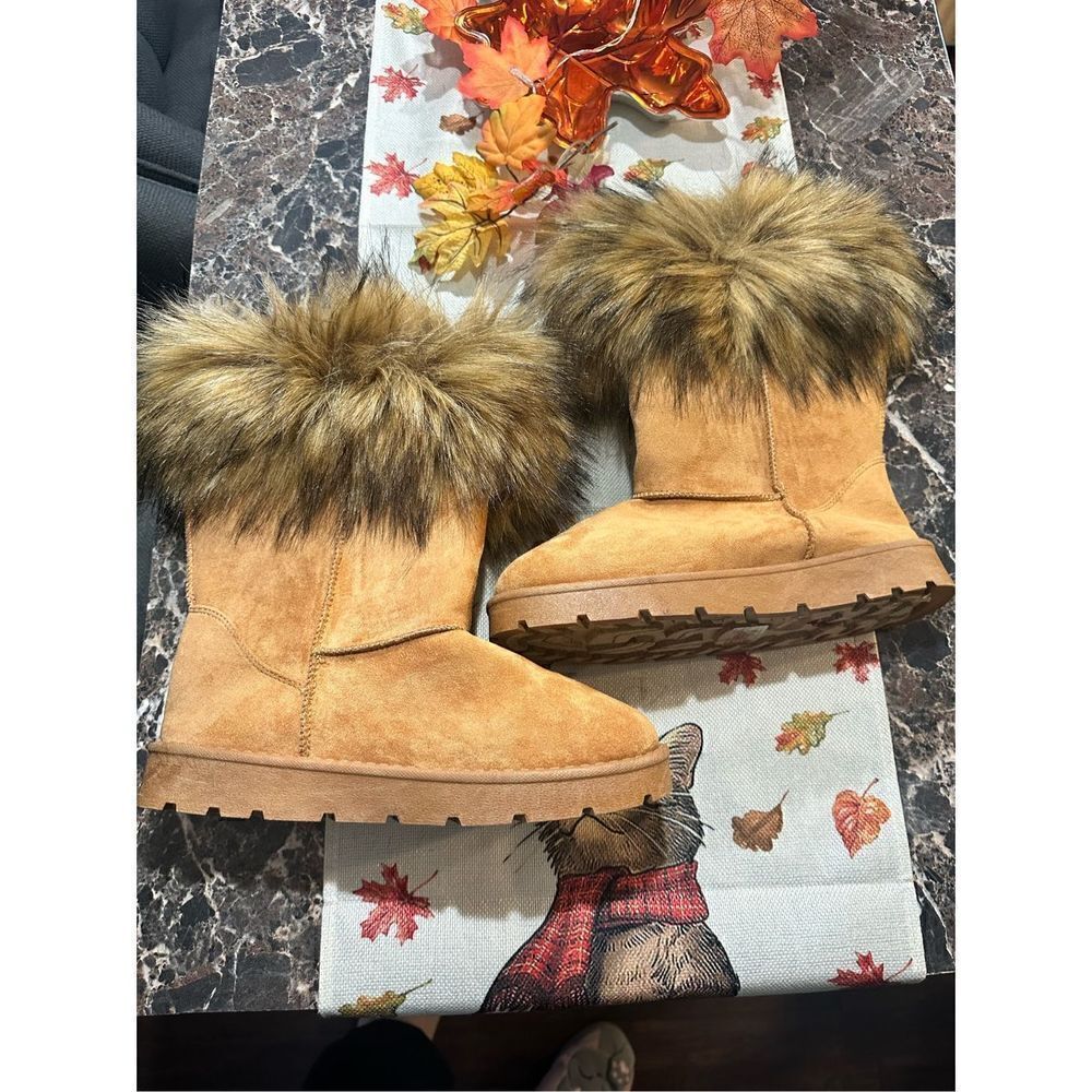 Size 9 tall Tan round toe fur trimmed boats
